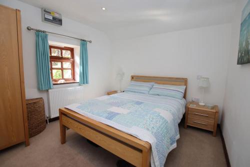 Un pat sau paturi într-o cameră la Daisy Cottage - Cosy 2 bed home