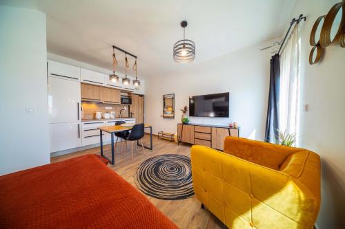 uma sala de estar com um sofá amarelo e uma mesa em The Good Place em Sutivan