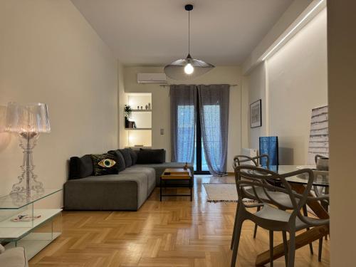 een woonkamer met een bank en een tafel bij 1 BedRoom Apt - Live Like A Local In Kolonaki in Athene
