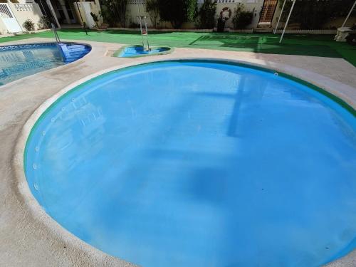 uma grande piscina com água azul em Apartment Santana -19 at Beach with Pool, Garage and Lift em Torrevieja