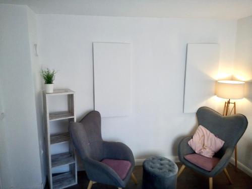 a living room with two chairs and a lamp at Gemütliche 1 Zimmer Ferienwohnung in Ludwigsburg