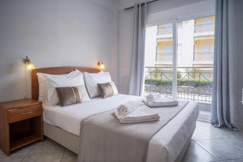 Una habitación de hotel con una cama con toallas. en DOMES APARTMENTS en Kallithea Halkidikis