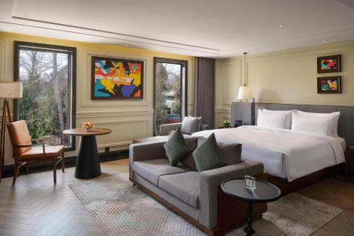 una camera d'albergo con letto e divano di UrCove by Hyatt Beijing Guomao Sanlitun a Pechino