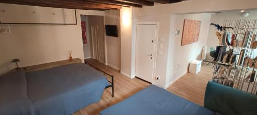 a living room with a blue couch in a room at Piccola Perla sul Canale in Venice