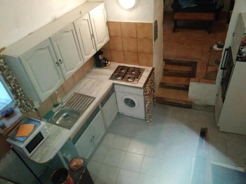 an overhead view of a kitchen with a stove at Maison de village avec jardin in Saint-Louis-et-Parahou