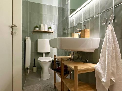 ein Bad mit einem Waschbecken und einem WC in der Unterkunft Wurmbstraße in Wien