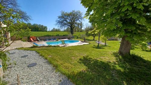 Kolam renang di atau dekat dengan Appartement dans les vignobles