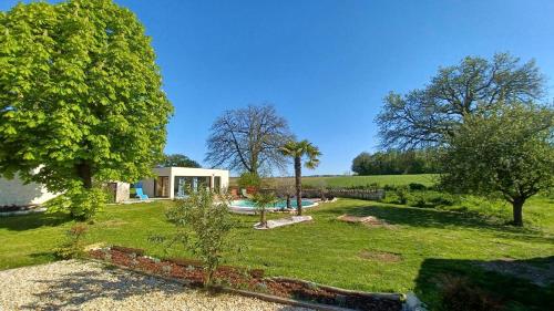 Taman di luar Appartement dans les vignobles