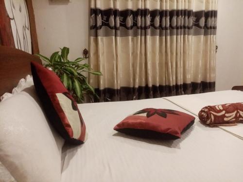 - un lit avec 2 oreillers dans l'établissement Mystay, à Mawanella