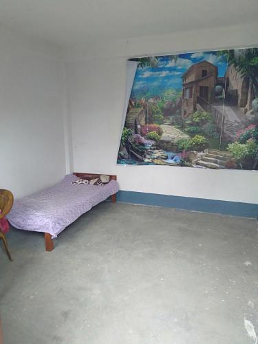 Zimmer mit einem Bett und einem Wandgemälde in der Unterkunft Vilho Homestay 