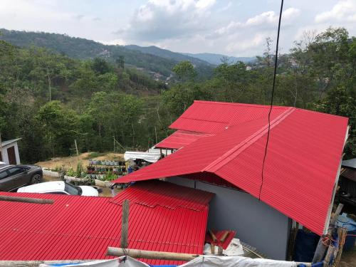 eine Gruppe roter Dächer auf einem Gebäude in der Unterkunft Vilho Homestay 