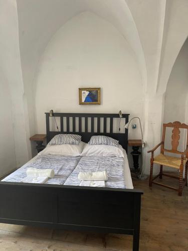 ein Schlafzimmer mit einem Bett mit zwei Handtüchern darauf in der Unterkunft Orator - ubytování v soukromí v centru Znojma in Znojmo