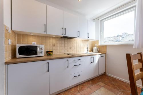 Кухня или мини-кухня в Apartamenty Bałtyckie - Na Wydmie - winda, bezpłatny parking, 100m od port
