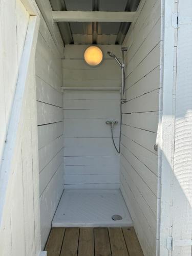 ein Bad mit einer Dusche mit Deckenbeleuchtung in der Unterkunft Grand tepee glamping pour 2 in Saint-Lyphard