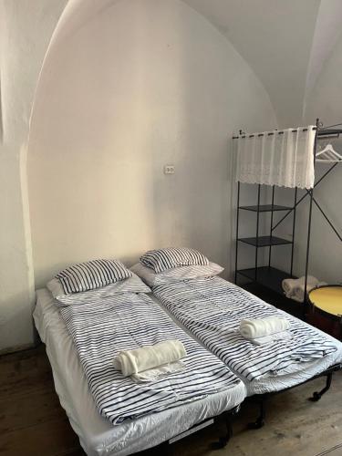 ein Bett mit zwei Kissen auf einem Zimmer in der Unterkunft Orator - ubytování v soukromí v centru Znojma in Znojmo