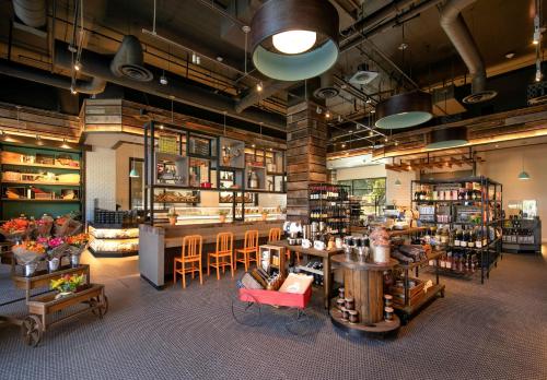 De lounge of bar bij The Meritage Resort and Spa