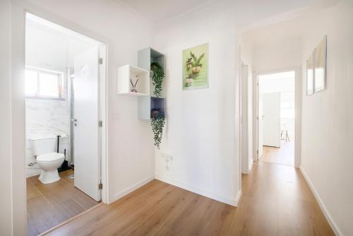 Dieses weiße Zimmer verfügt über ein WC und einen Flur. in der Unterkunft Casandrade 148 - Lisbon South Bay in Cabeço de Alhos Vedros