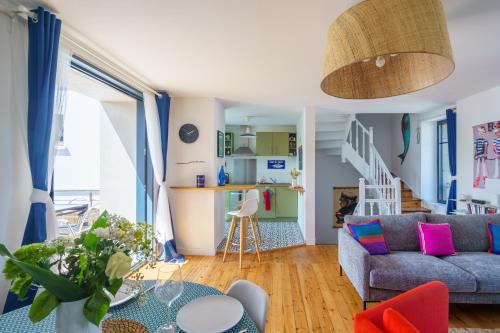 un salon avec un canapé et une table dans l'établissement Ty Marok - Maison pour 5 proche plage, à Douarnenez