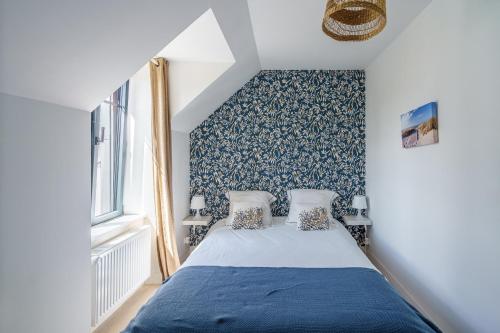 - une chambre avec un lit aux murs bleus et blancs dans l'établissement Ty Marok - Maison pour 5 proche plage, à Douarnenez