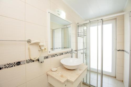 La salle de bains est pourvue d'un lavabo et d'un miroir. dans l'établissement Villa Valley 5, à Ölüdeniz
