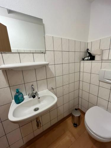 a bathroom with a sink and a toilet at Einzelzimmer (16) in Meine