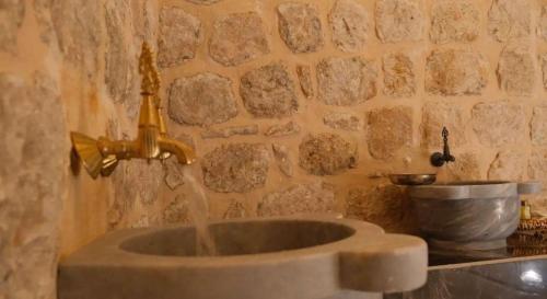 un lavello da cucina con acqua che ne esce di ROYAL HİSTORY HOTEL & RESORT a Mardin