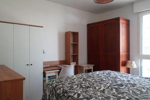 - une chambre avec un lit, une armoire et un bureau dans l'établissement Appartement Olympic games 2024, à Clichy
