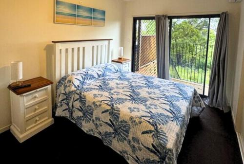 - une chambre avec un lit et une fenêtre dans l'établissement Our Beach House K'gari, à Fraser Island