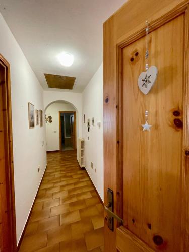 Un pasillo con una puerta con un corazón. en Casa Lorenzo en Sondalo