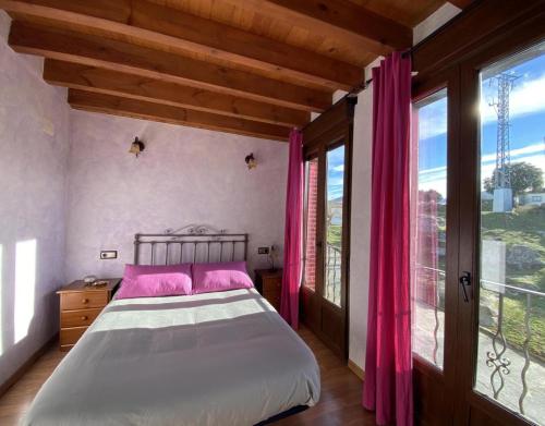 Casa Rural Lucia في La Horcajada: غرفة نوم بسرير ونافذة كبيرة