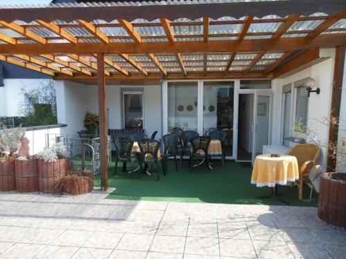 Un patio o zona al aire libre en Weinhaus Hotel zum Josefshof