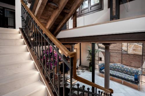 格拉納達的住宿－Hotel Casa Palacete Tablas，房屋内的楼梯,设有木制天花板