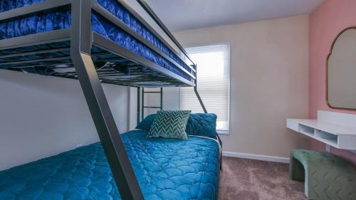 Двуетажно легло или двуетажни легла в стая в Stylish Beach Home - Quiet Neighborhood in AC