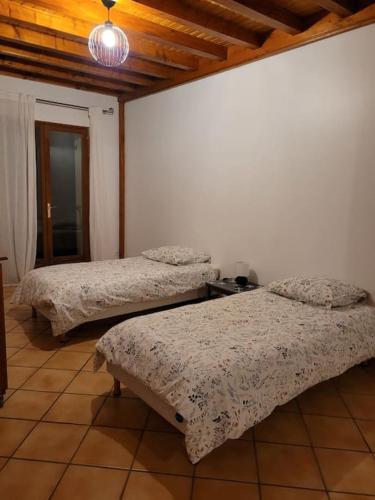 - une chambre avec 3 lits et un plafond dans l'établissement Grand Gites 6 personnes Uriage Chamrousse Grenoble, à Revel