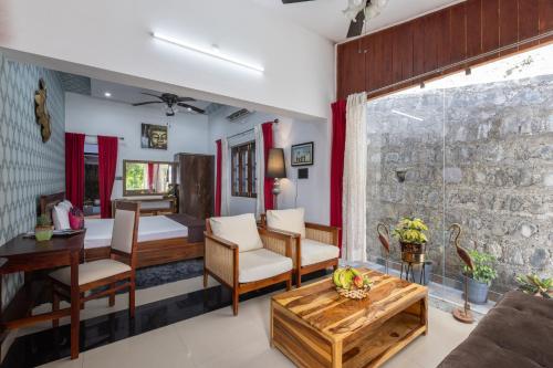 The Bougainvillea Retreat - A Luxury Private Pool Villa in Dehradun في دهرادون: غرفة معيشة مع أريكة وطاولة