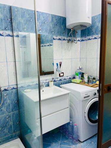 un bagno con lavandino e lavatrice di Boat Apartment a Durrës