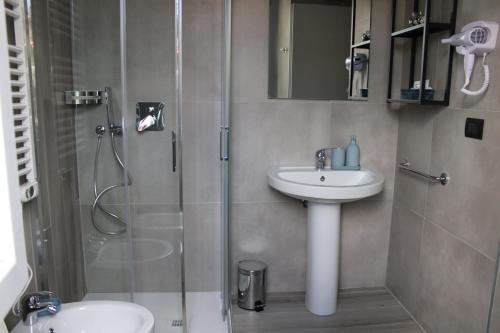 a bathroom with a shower and a sink and a toilet at La luna Blu Malpensa appartamento Lago in Somma Lombardo