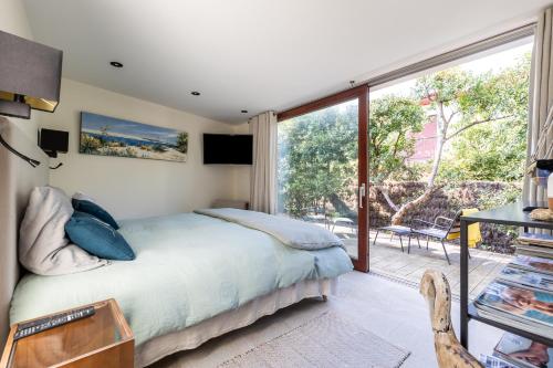 una camera da letto con un letto e una grande finestra di Villa La Vigne - Réf 113 a Lège-Cap-Ferret