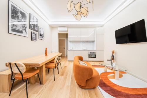 une salle à manger et une cuisine avec une table et des chaises dans l'établissement Luxury flat Champs Élysées Air Cond. 6 Pers, à Paris