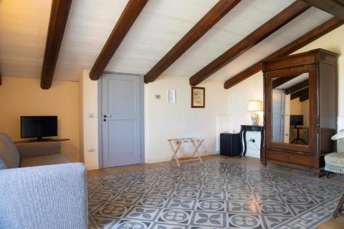 sala de estar con puerta azul y sofá en Masseria Celentano Relais & Agriturismo en San Severo