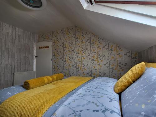 Una cama o camas en una habitación de Daffodil Guest House