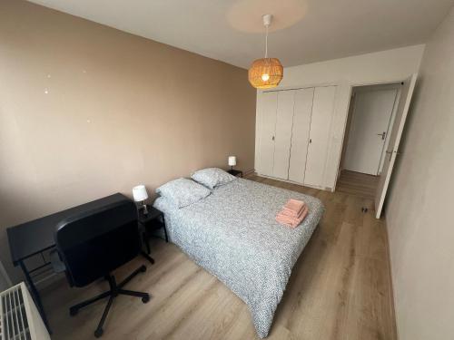 une chambre avec un lit et une télévision à écran plat dans l'établissement Appartement 6-8 personnes, accès direct à Lyon, à Villeurbanne
