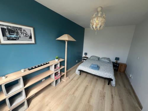 une chambre avec un lit et une table avec une lampe dans l'établissement Appartement 6-8 personnes, accès direct à Lyon, à Villeurbanne