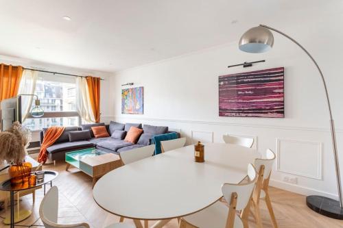 un salon avec un canapé et une table dans l'établissement Cosy Haussmanian apartment, à Paris