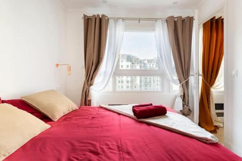 - un lit rouge dans une chambre avec fenêtre dans l'établissement Cosy Haussmanian apartment, à Paris