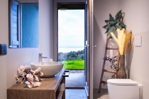 カステル・リゴーネにあるVilla Feronia by Great Staysの洗面台とトイレ付きのバスルーム