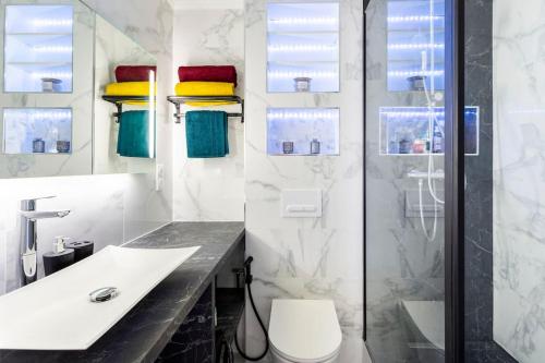 une salle de bain avec toilettes, lavabo et douche dans l'établissement Cosy Haussmanian apartment, à Paris