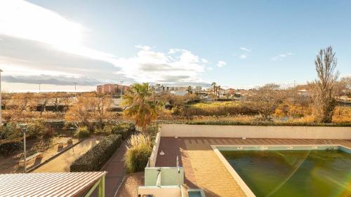 une vue aérienne d'une maison avec piscine dans l'établissement PRIMAVERA 202 Appt veranda 4 a 6 pers, au Cap d'Agde