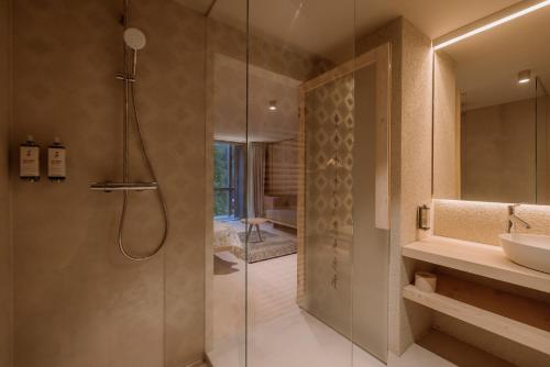 博希尼的住宿－渤興酒店，带淋浴和盥洗盆的浴室