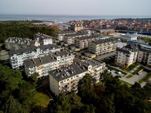 una vista aérea de una ciudad con edificios en Apartamenty Bałtyckie - Na Wydmie - winda, bezpłatny parking, 100m od port, en Ustka